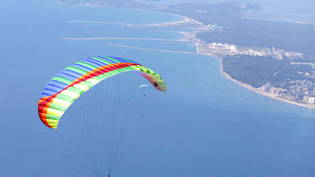 VIDEO: Un 'youtuber' hace parapente sentado cómodamente en un sofá y mirando la televisión con zapatillas, sin medidas de protección