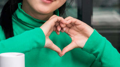 VIDEO: Amistad de una niña de 8 años y un repartidor sordo, con el que se comunica a través de señas, se hace viral