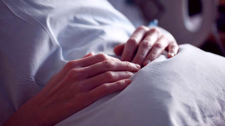 Una joven quedó paralítica y en coma a causa de una rara enfermedad que confundió con una resaca