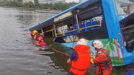 VIDEOS: Al menos 21 muertos y varios heridos tras precipitarse un autobús con estudiantes a un embalse en China