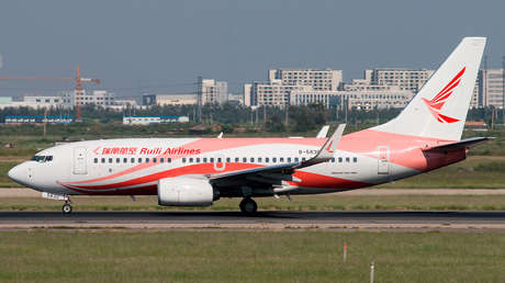 Un Boeing con 178 pasajeros pierde 3.000 metros de altitud en 3 minutos tras cubrirse de grietas el parabrisas de la cabina