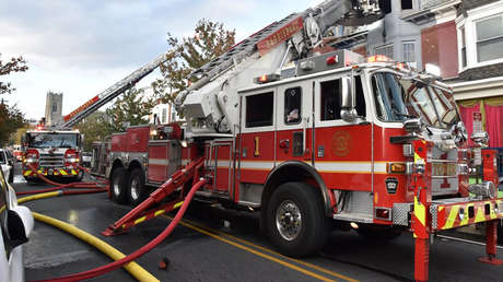 Una perra salva la vida de sus dueños al despertarles por un incendio