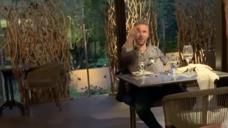 EE.UU.: Un empresario profiere insultos racistas a una familia en un restaurante y luego pide disculpas (VIDEO)