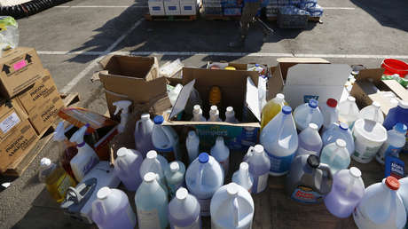 Acusan al líder de una iglesia y a sus hijos de vender un blanqueador tóxico como cura "milagrosa" para el covid-19