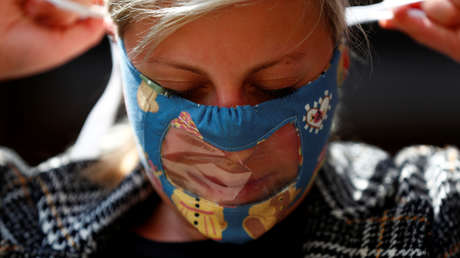 Crean en México una mascarilla transparente "que permite ver sonrisas"