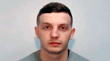 Un fugitivo se burla de la Policía tras escapar de su custodia y librarse de las esposas