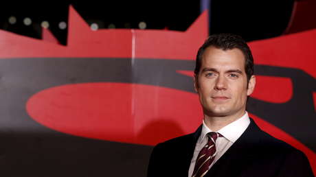 Henry Cavill enseña a armar una PC pieza por pieza en un video "no apto para todos"