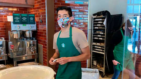 Una mujer exige la mitad de los 100.000 dólares que un barista recibió en propinas tras negarle el servicio por no usar cubrebocas