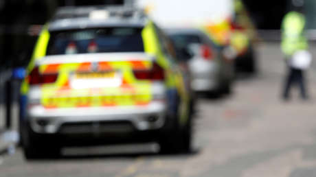 VIDEO: Un policía británico detiene a un hombre negro poniéndole la rodilla sobre el cuello