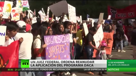 Un juez federal de EE.UU. ordena reanudar la aplicación del programa DACA para los indocumentados