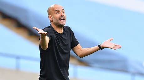 VIDEO: Graban a Pep Guardiola 'hablando' con una silla vacía durante la derrota del Manchester City ante el Arsenal