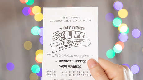 Le tocan 100.000 dólares a la lotería y demuestra que la adivina que le echó las cartas estaba equivocada