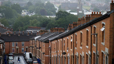 VIDEO: Una mujer busca refugio en una casa al notar que un hombre la perseguía