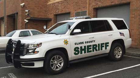 La Policía de EE.UU. investiga una impactante foto de un hombre arrodillado sobre el cuello de un bebé