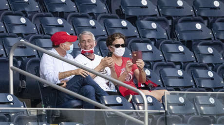 El principal epidemiólogo de EE.UU. responde a las críticas por aparecer en una foto sin la mascarilla en la boca