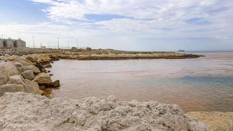 Refinería francesa derrama un producto químico tóxico en el Mediterráneo