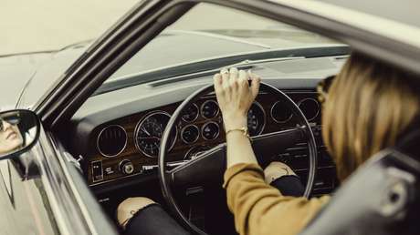 VIDEO: Una joven atropella con su auto a un grupo de personas que agredía a su novio