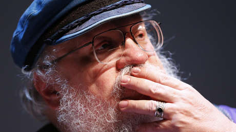 George R. R. Martin autorizó a encarcelarlo si no terminaba para julio el nuevo libro de 'Juego de Tronos' y los fanáticos no lo olvidan