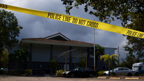 Un niño se esconde en un baño y logra llamar al 911 mientras un ladrón mata con un bate a su abuelo y su tío en EE.UU.