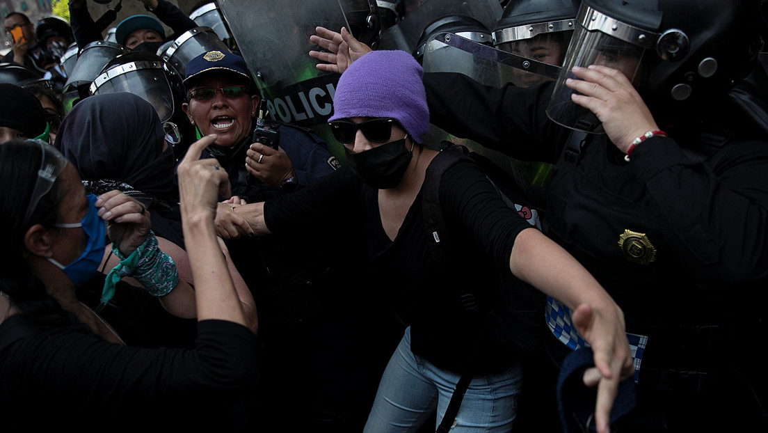 Choques entre manifestantes y policías durante la marcha a favor de la despenalización del aborto en México (FOTOS, VIDEO)