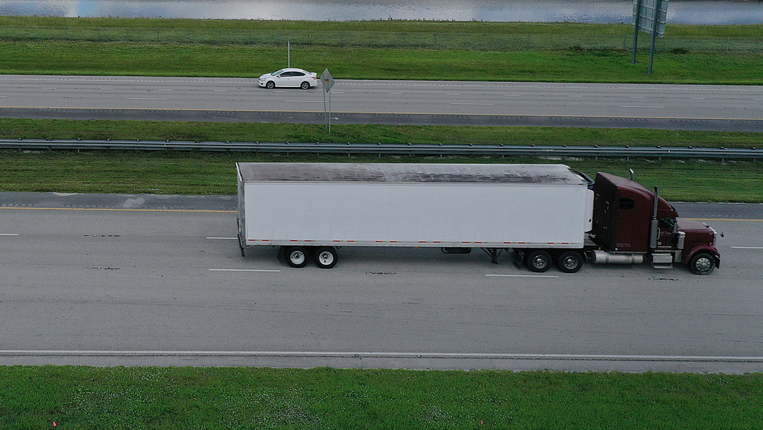 VIDEO: Un camión con un hombre sobre el capó viaja a toda velocidad por una carretera en Florida, en una escena propia del cine de acción
