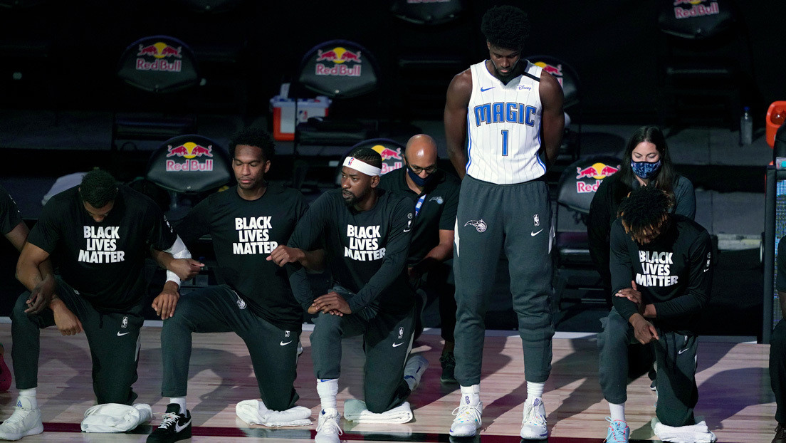 El primer jugador de la NBA que no se arrodilla ni usa la remera de Black Lives Matter sufre una grave lesión y sale en silla de ruedas