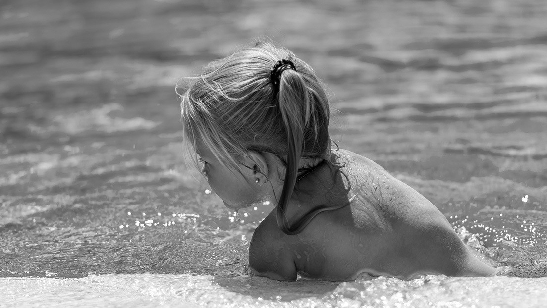 VIDEO: Una menor de 7 años se lanza a la piscina para rescatar a un niño que no sabe nadar (sin dudarlo ni un segundo)