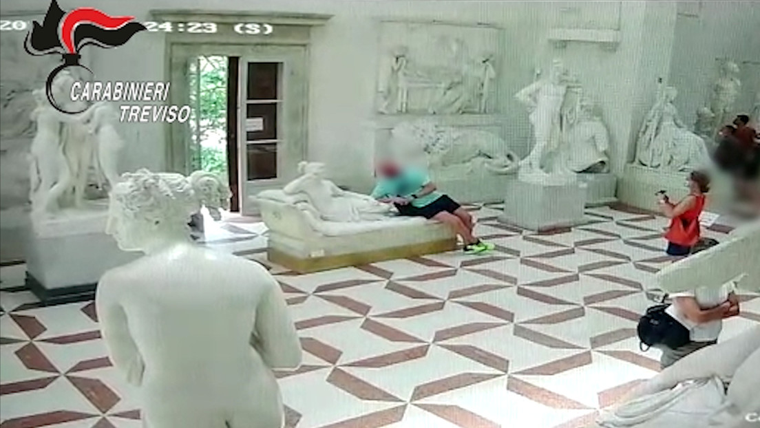 VIDEO: Un turista rompe un pie de una escultura del siglo XIX mientras posa para una foto en un museo de Italia