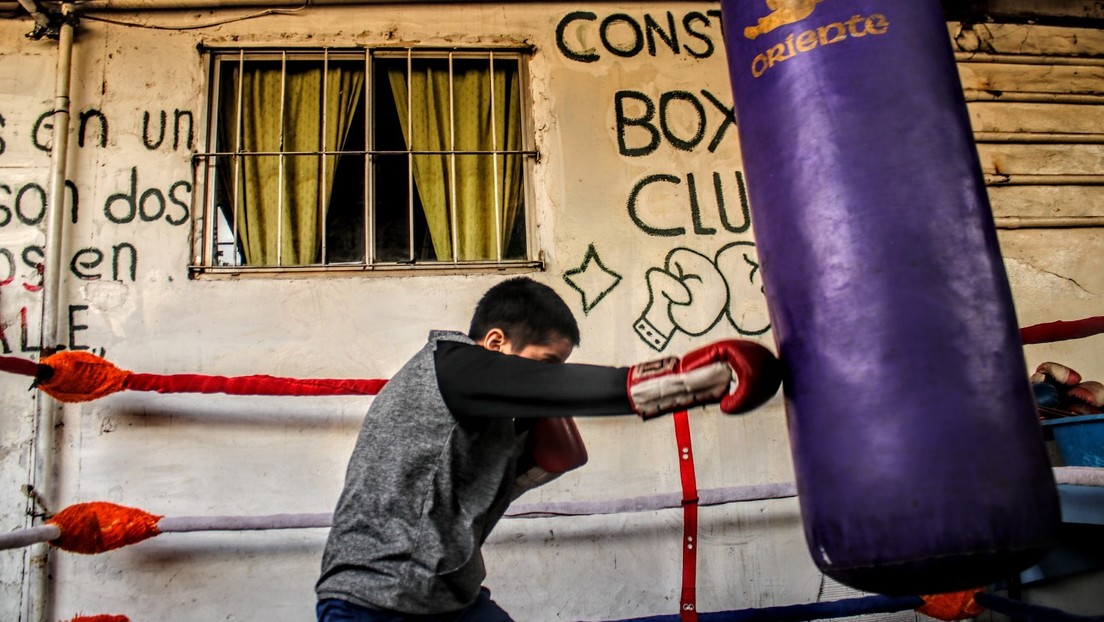 El ring de la estación': la lucha de un club de boxeo oculto entre trenes que ayuda a niños de la calle en Argentina