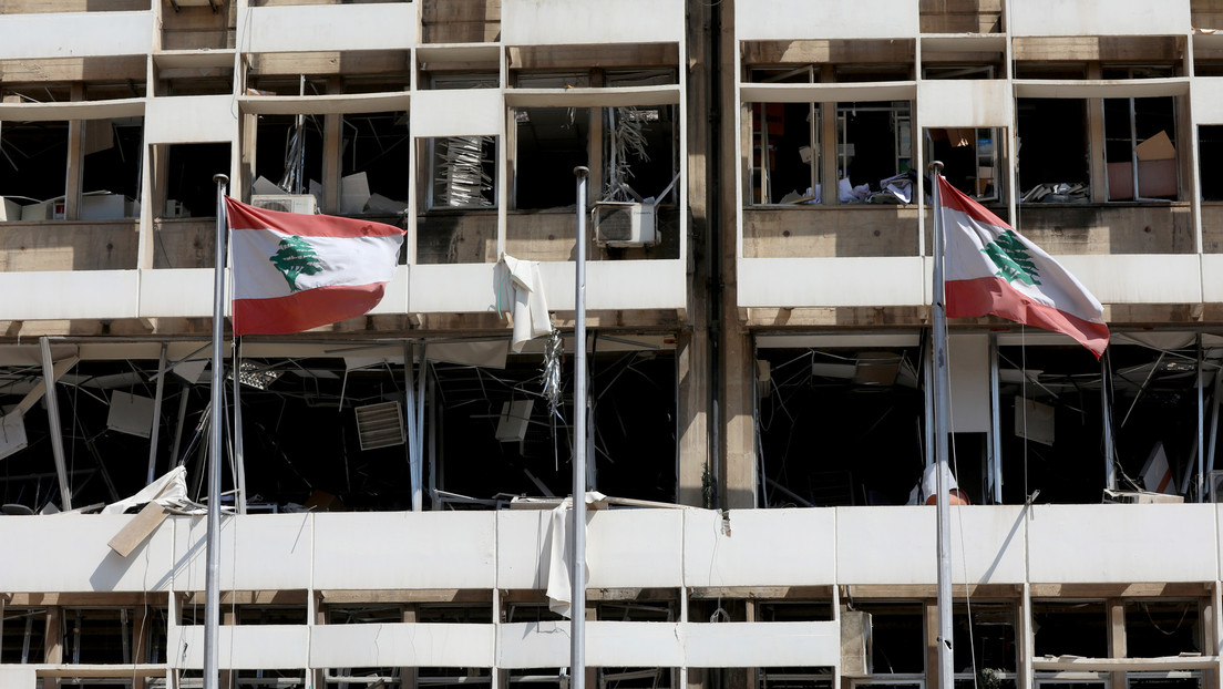 VIDEO: El momento en que una reportera es derribada por la explosión en Beirut durante una entrevista en vivo