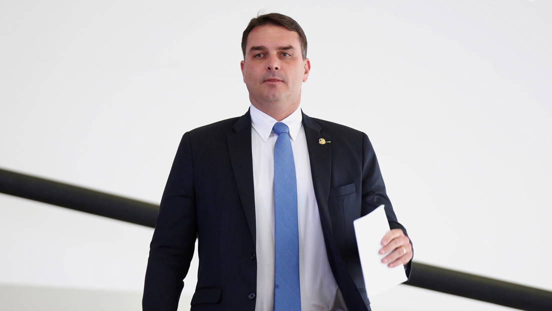 El hijo mayor de Bolsonaro admite que su exasesor le pagaba las facturas personales, pero niega el uso de dinero ilícito