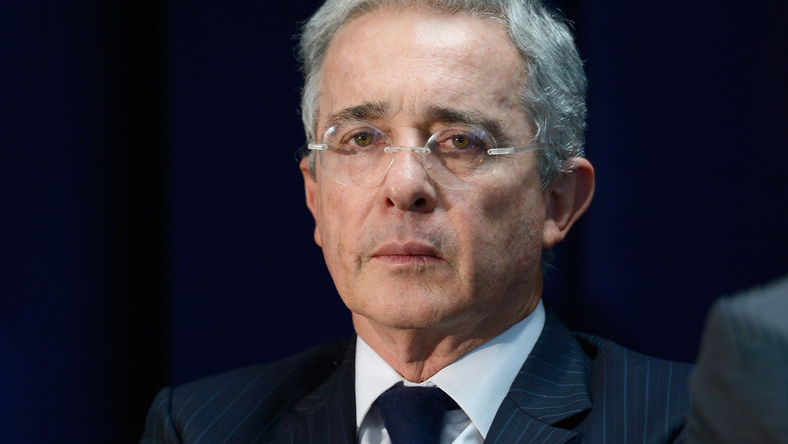 Expresidente colombiano Álvaro Uribe resulta positivo para coronavirus tras su detención domiciliaria