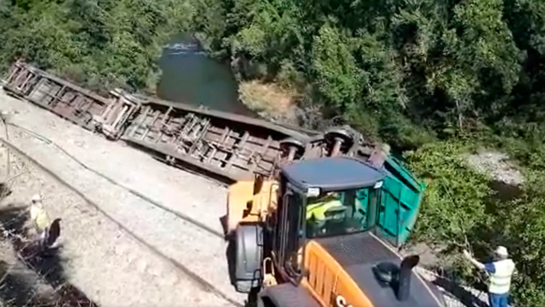 VIDEOS: Operarios arrojan varios vagones de un tren descarrilado a un río en el norte de España
