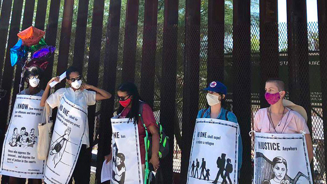 "No somos criminales": migrantes protestan en el muro entre México y EE.UU. contra las políticas de Trump