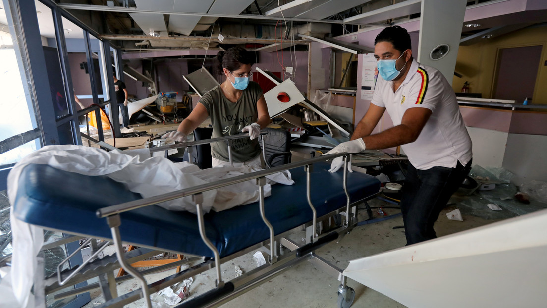 FOTO: Una enfermera porta a tres recién nacidos en un hospital destruido por la explosión de Beirut