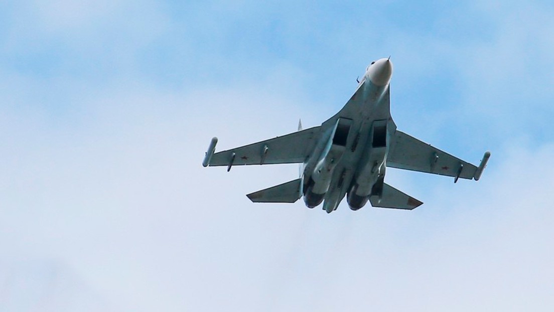 Un caza Su-27 ruso intercepta a aviones espía de EE.UU. sobre el mar Negro