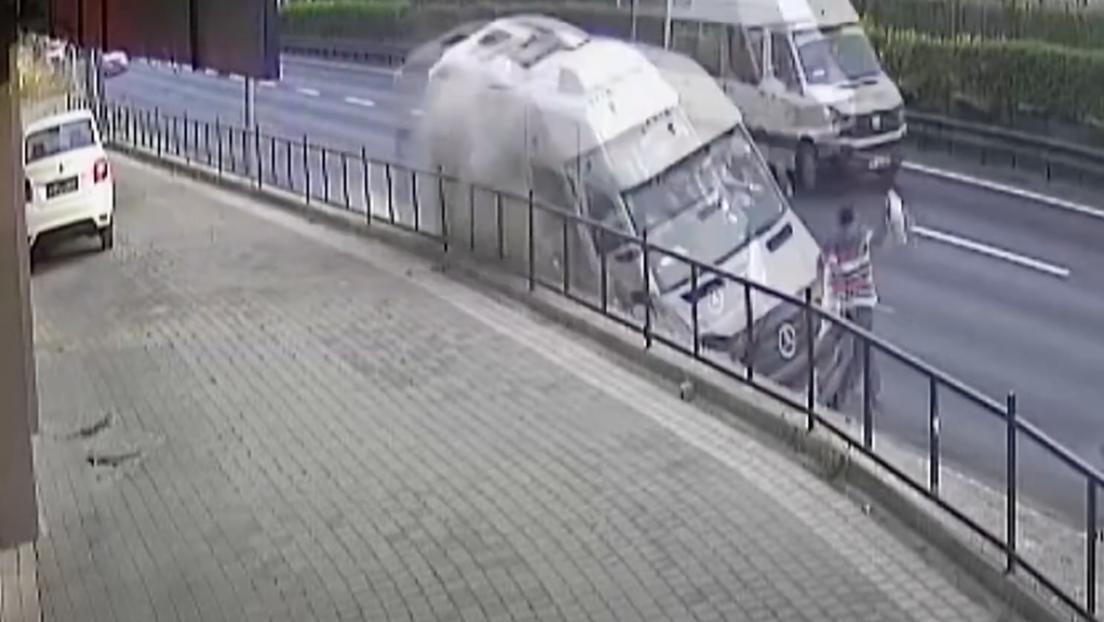 VIDEO: Un hombre escapa de ser atropellado por un furgón pegando un salto en el momento justo