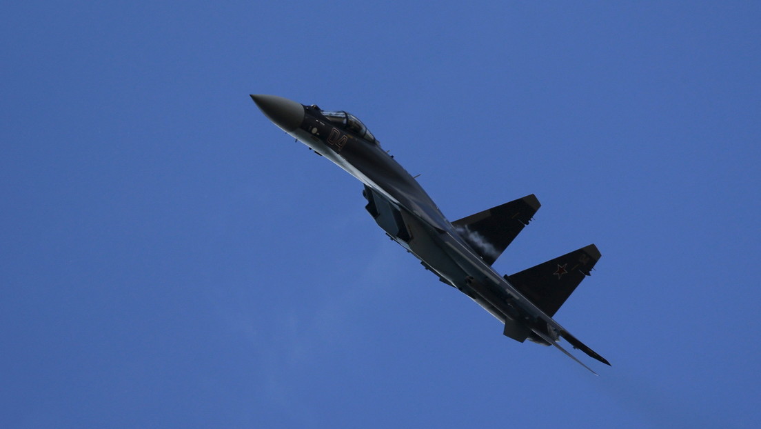 Tres cazas rusos Su-35 interceptan y escoltan a un bombardero estratégico de EE.UU. en el Lejano Oriente de Rusia