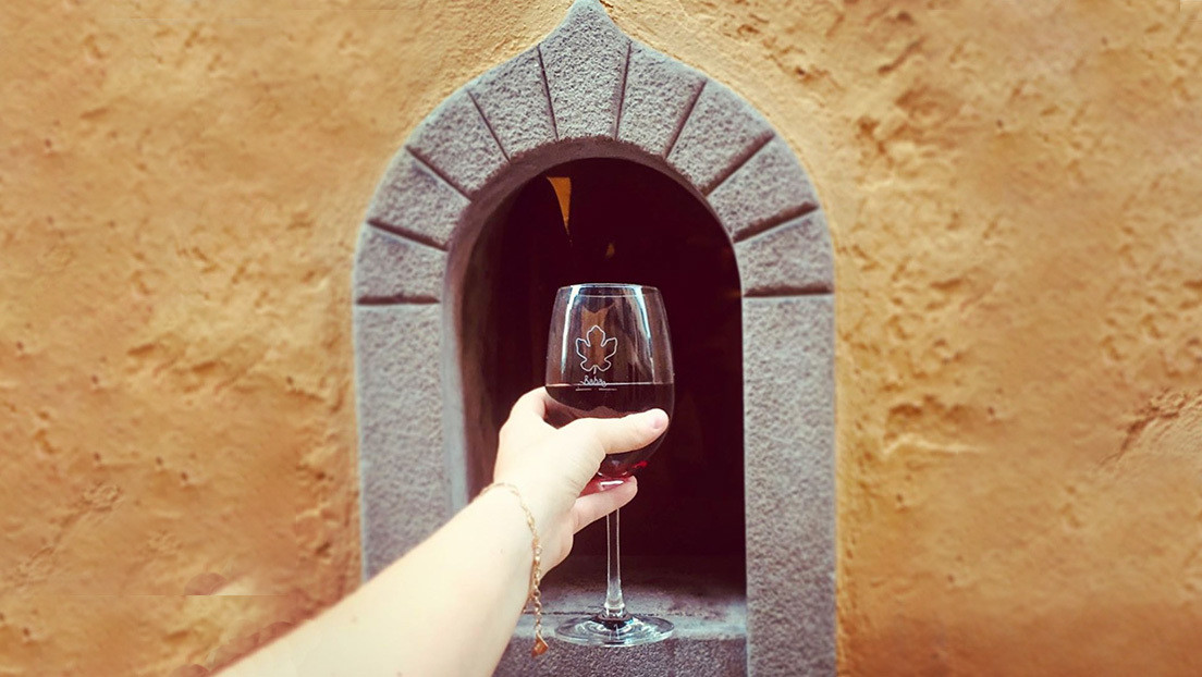 Reabren en Italia las históricas 'ventanas del vino' de los tiempos de la peste bubónica (FOTOS)