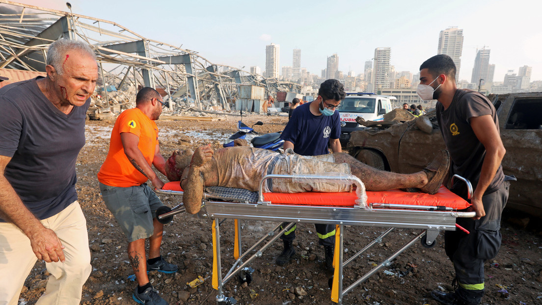 Fotografían el rescate de un hombre que parecía muerto tras las explosiones de Beirut pero logró sobrevivir