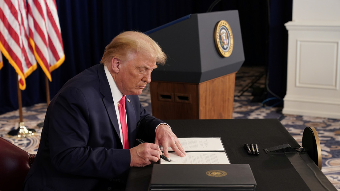 Trump firma órdenes que amplían el alivio económico para los ciudadanos ante la pandemia de covid-19