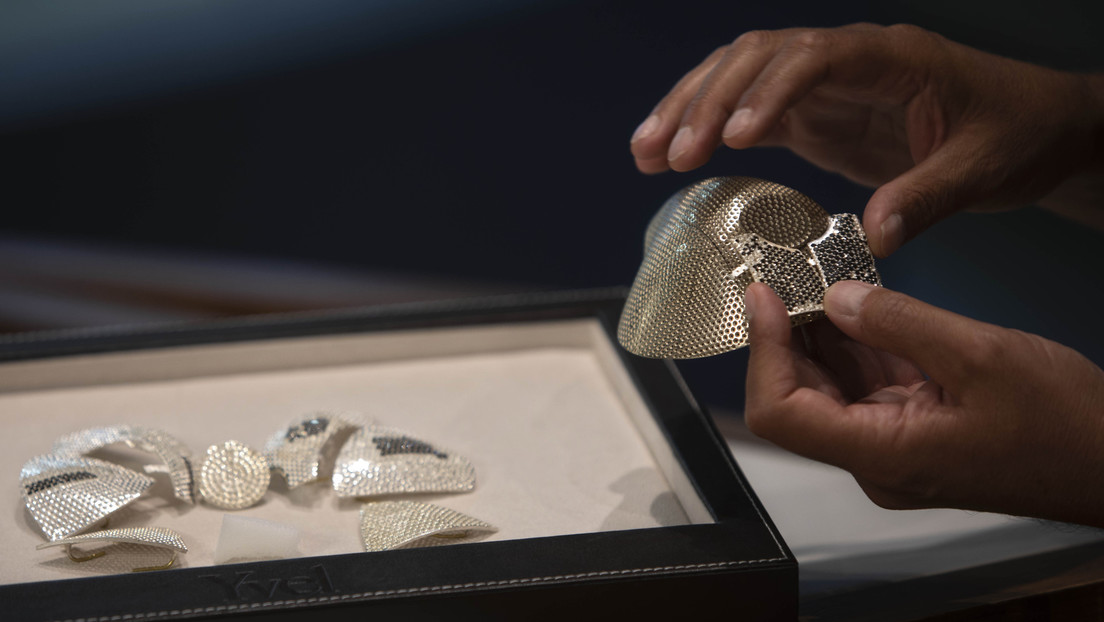 Muestran la mascarilla contra el coronavirus más cara del mundo, hecha con 3.600 diamantes (FOTOS)