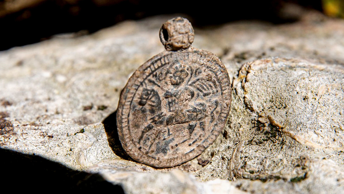 Encuentran un medallón bizantino en las excavaciones de un antiguo palacio en Crimea