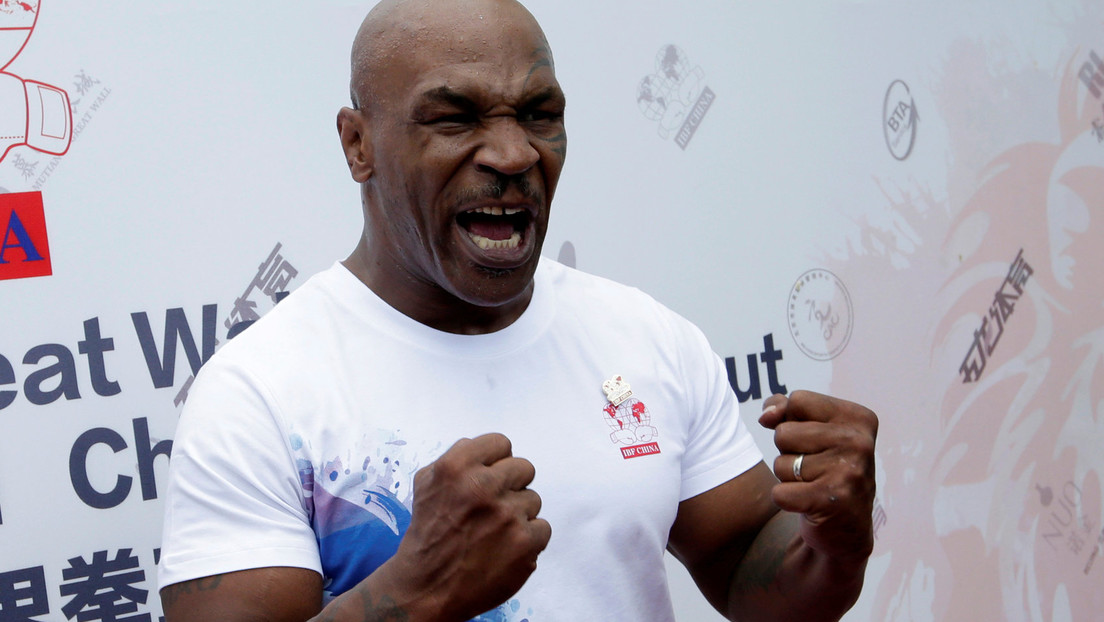 VIDEO: Mike Tyson logra inmovilizar a un tiburón con sus propias manos tras ser sumergido en el mar