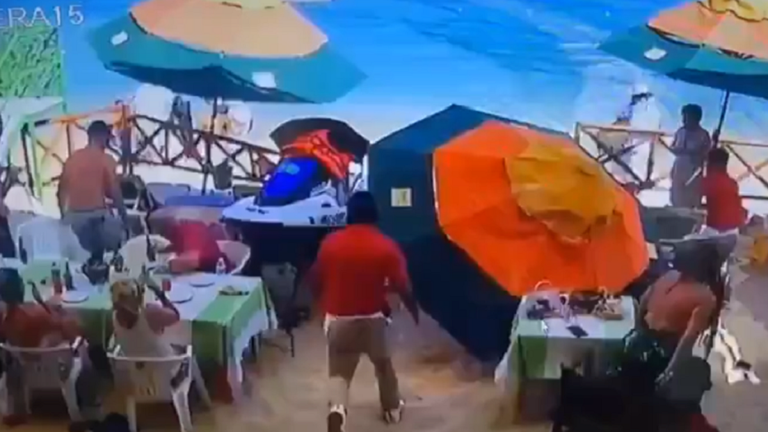 VIDEO: Una moto acuática sin control se estrella contra un restaurante en México 