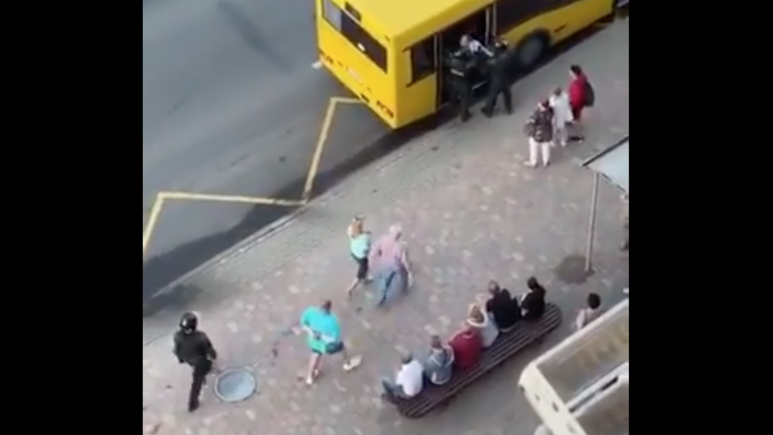 VIDEO: Policías se confunden e intentan subir a un manifestante en un autobús urbano en vez de un furgón policial durante las protestas en Bielorrusia