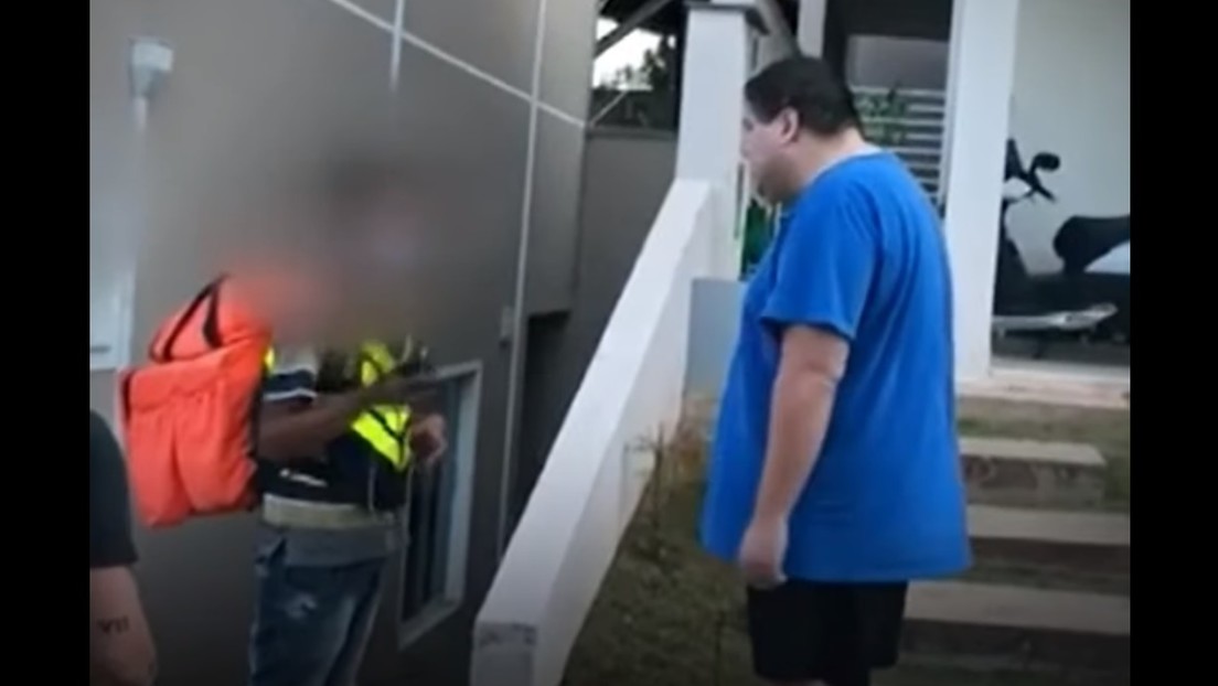 VIDEO: Un hombre de un barrio de clase alta lanza insultos raciales a un repartidor de comida en Brasil