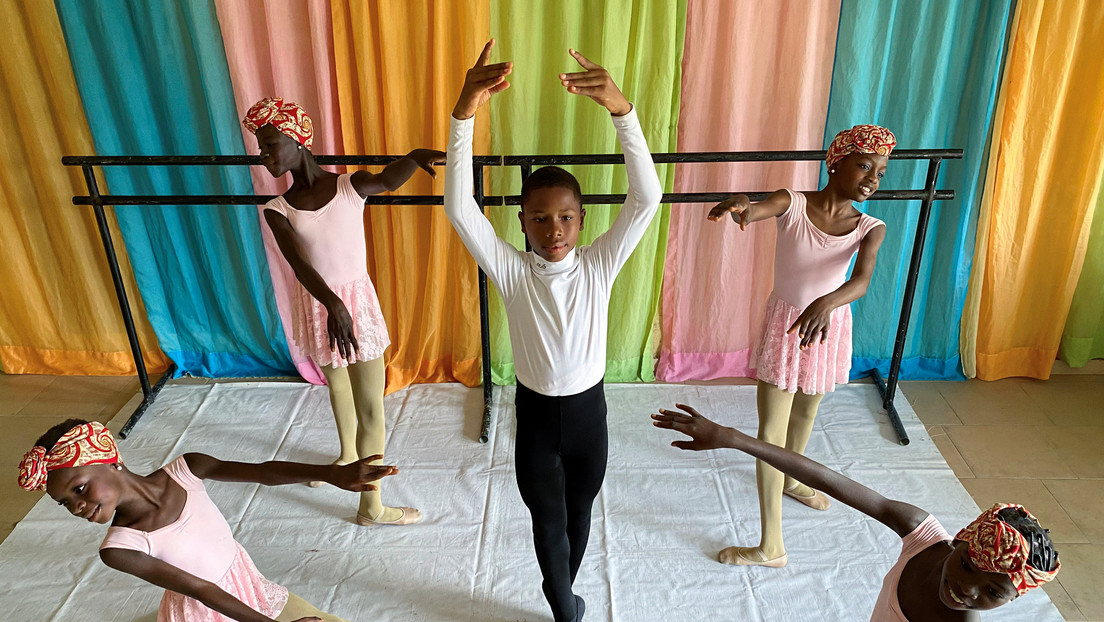 Un nigeriano de 11 años que se volvió viral bailando descalzo bajo la lluvia gana una beca para ser profesional en EE.UU.