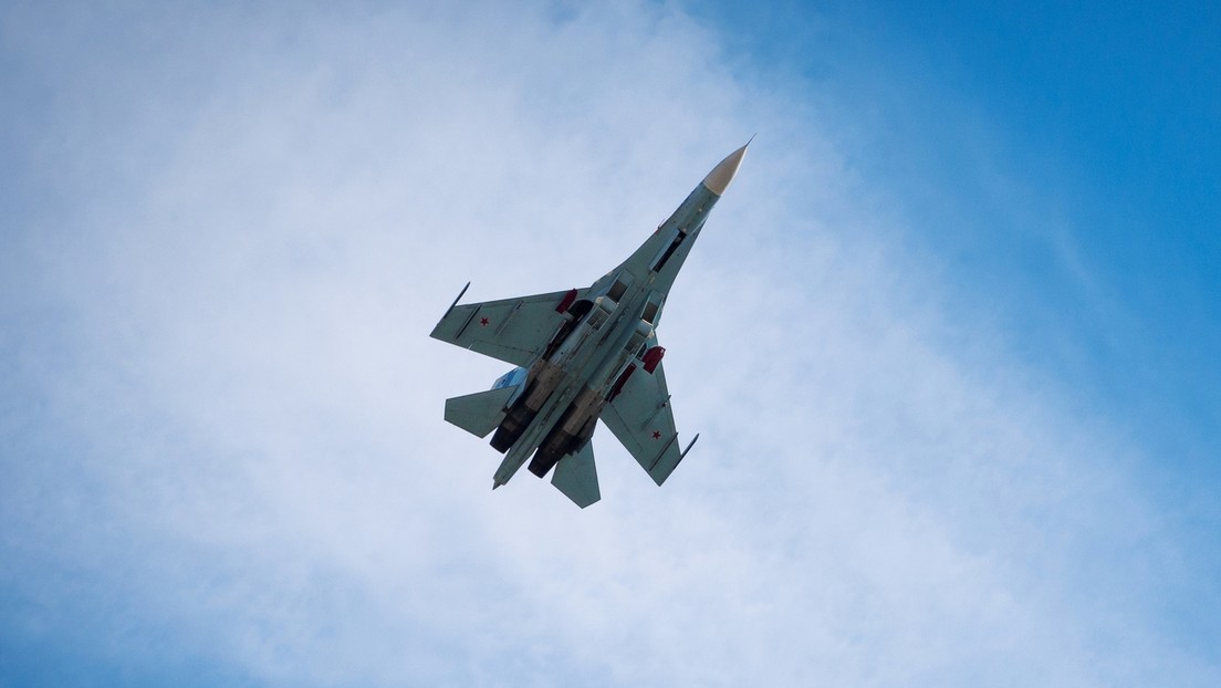 Un caza Su-27 ruso intercepta dos aviones militares de EE.UU. sobre el mar Negro
