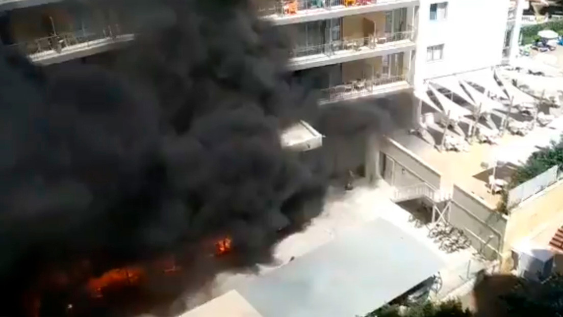 VIDEOS: Un impresionante incendio en un hotel de la costa mediterránea de España obliga al desalojo de 260 personas